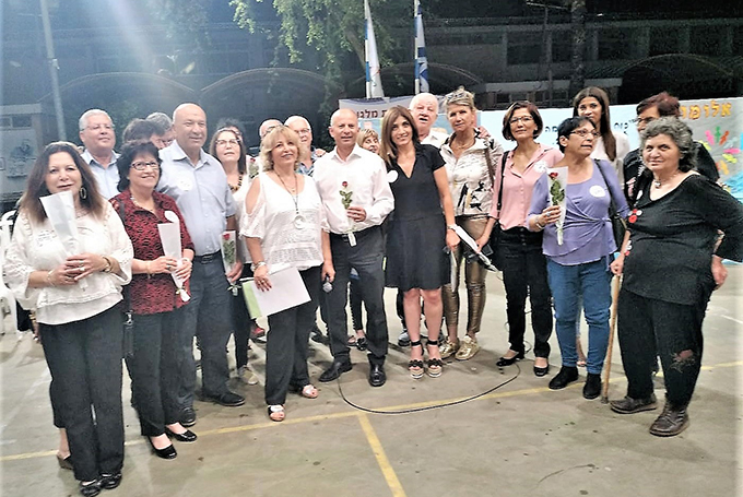 בוגרי בית הספר העניקו מלגות הצטיינות לתלמידים הצעירים